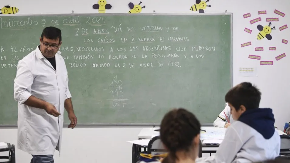 Sin acuerdo con los gremios, el Gobierno fijó por decreto el salario mínimo de los docentes