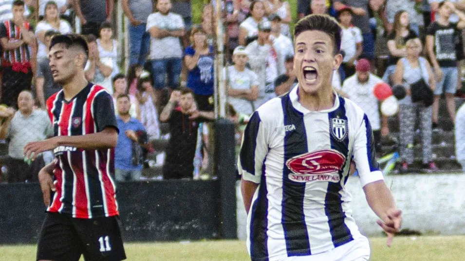 Francisco Irala marcó en su regreso al fútbol de Azul. ARCHIVO
