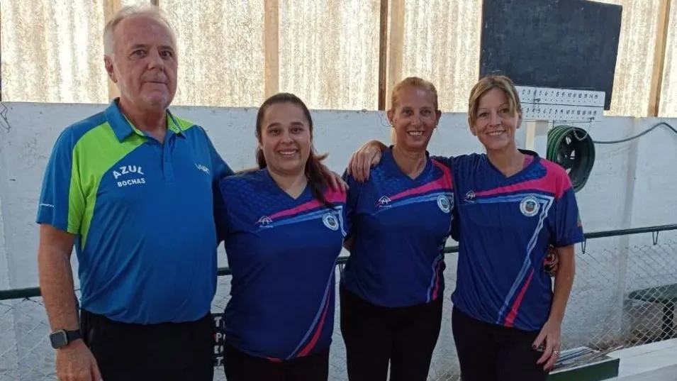 Hugo Tolosa (entrenador), Rocío Siris, María Parache y Carolina Moldovián conformaron Azul ?A? que se consagró subcampeón provincial en la modalidad Parejas Damas. 