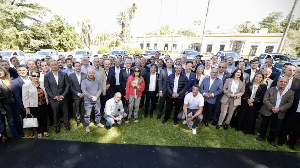 El gobernador Axel Kicillof junto a los intendentes en la Escuela Vucetich. PRENSA GOBERNACIÓN