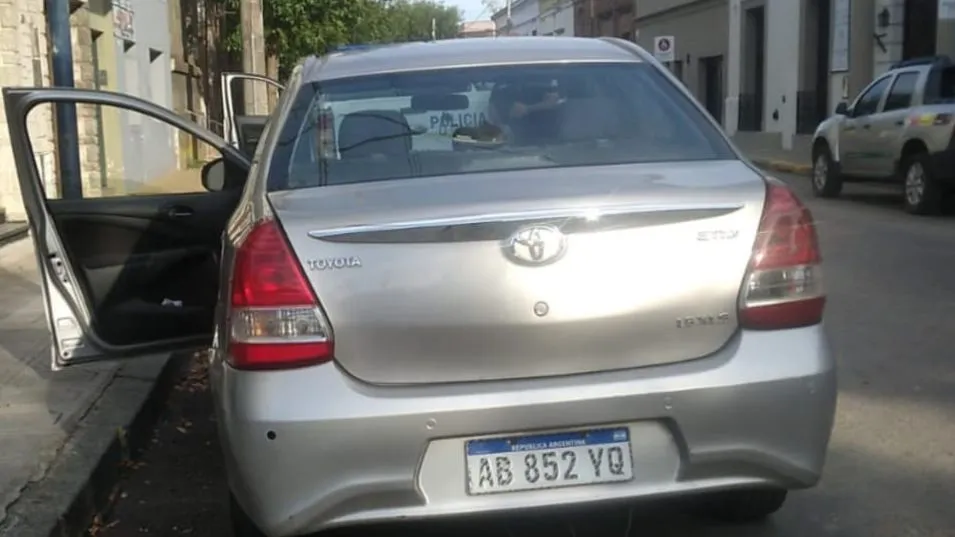 El varón y la mujer andaban en un Toyota Etios. En noviembre de 2023 los habían arrestado en Chivilcoy. FOTO: EPDS AZUL/PBA
