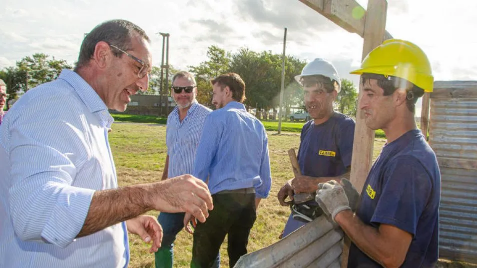 El pasado miércoles, durante un acto encabezado por el intendente Nelson Sombra, se dio inicio a la obra de construcción del edificio propio del Instituto 2 de Azul.  NACHO CORREA