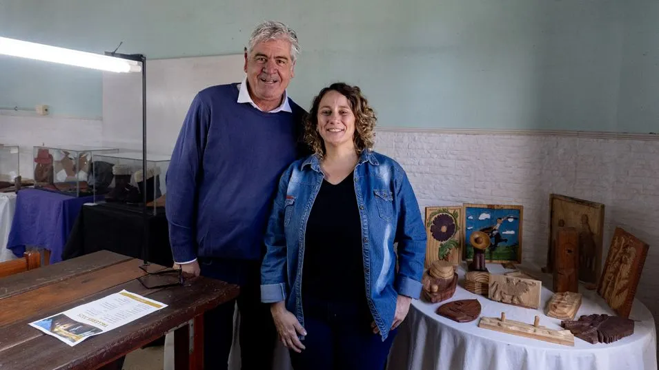 El coordinador de la Escuela de Platería, Pablo Fernández y la secretaria de Cultura y Educación, Laura Barbalarga. FOTO PRENSA MUNICIPAL/ LUCAS TEDESCO   