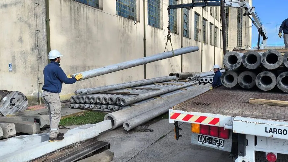 Este martes llegaron las nuevas columnas para continuar con el recambio de postación de madera por hormigón. CEAL