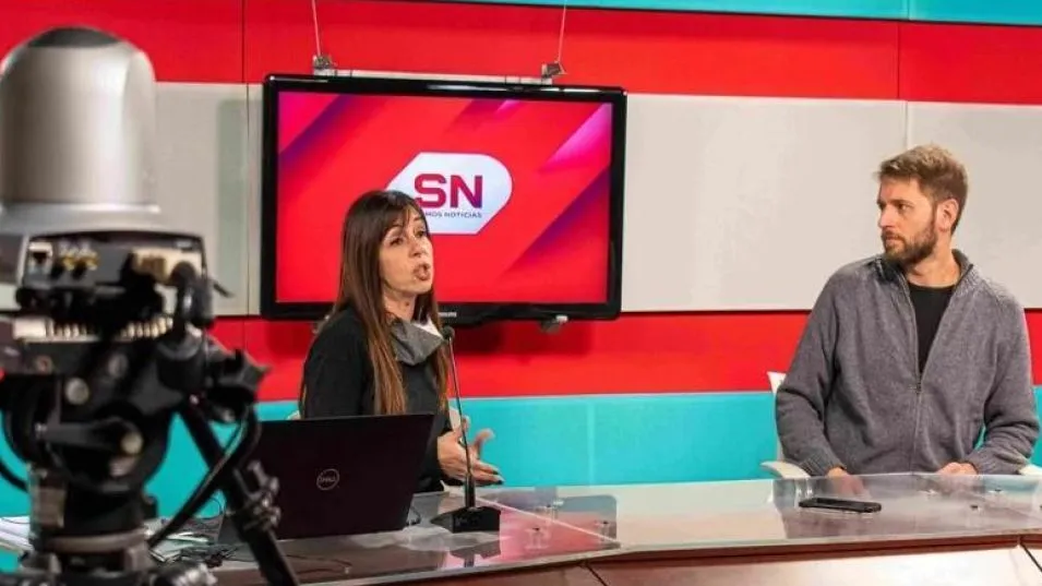 El lunes, en la edición del mediodía, los periodistas y conductores Carolina Di Cataldo y Pablo Schiro confirmaron el fin del noticiero del canal local.  NACHO CORREA