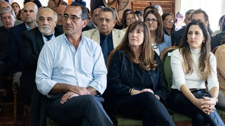 El intendente municipal Nelson Sombra junto a las juezas de Faltas Irma Molina y Albertina Duba, durante el acto de toma de juramento realizado ayer en el Salón Cultural de Azul.  PRENSA MUNICIPAL