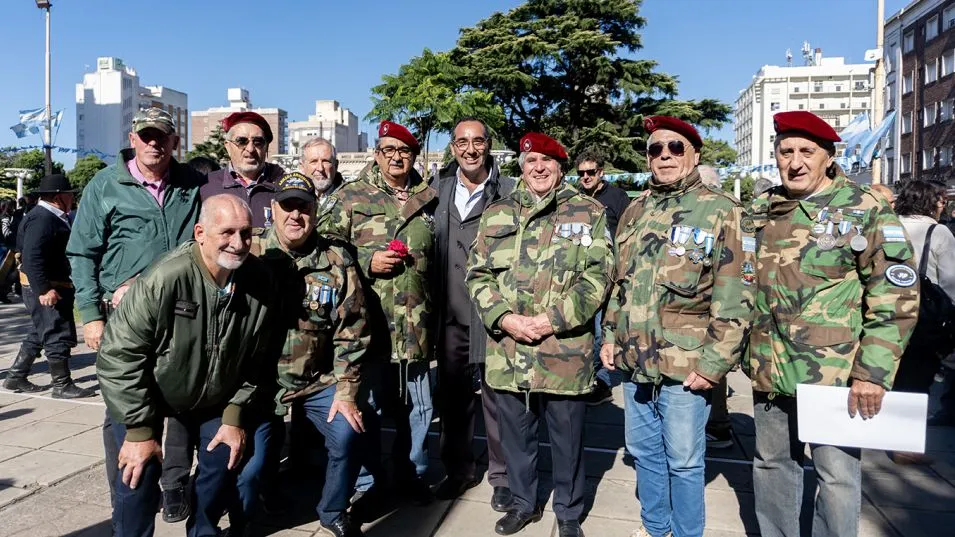 Azul rindió homenaje a los Veteranos y Caídos en la Guerra de Malvinas