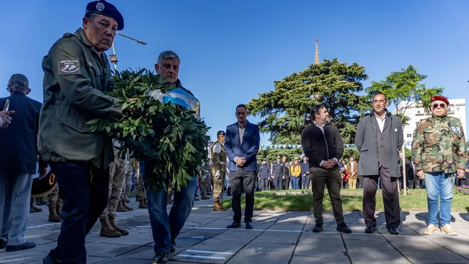 Azul rindió homenaje a los Veteranos y Caídos en la Guerra de Malvinas
