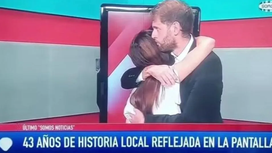Un abrazo final: Pablo Schiro y Carolina Di Cataldo se despidieron de la teleaudiencia ayer, durante la última edición de Somos Noticias. CAPTURAS DE VIDEO