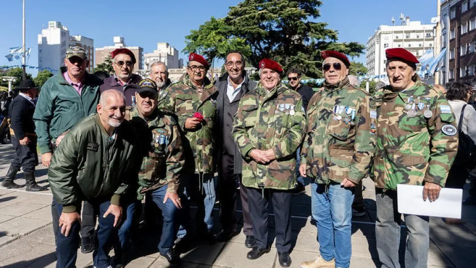 El intendente municipal Nelson Sombra junto a integrantes del Centro de Veteranos de Guerra de Azul y soldados continentales, durante el acto realizado en Plaza Alsina.  PRENSA MUNICIPAL