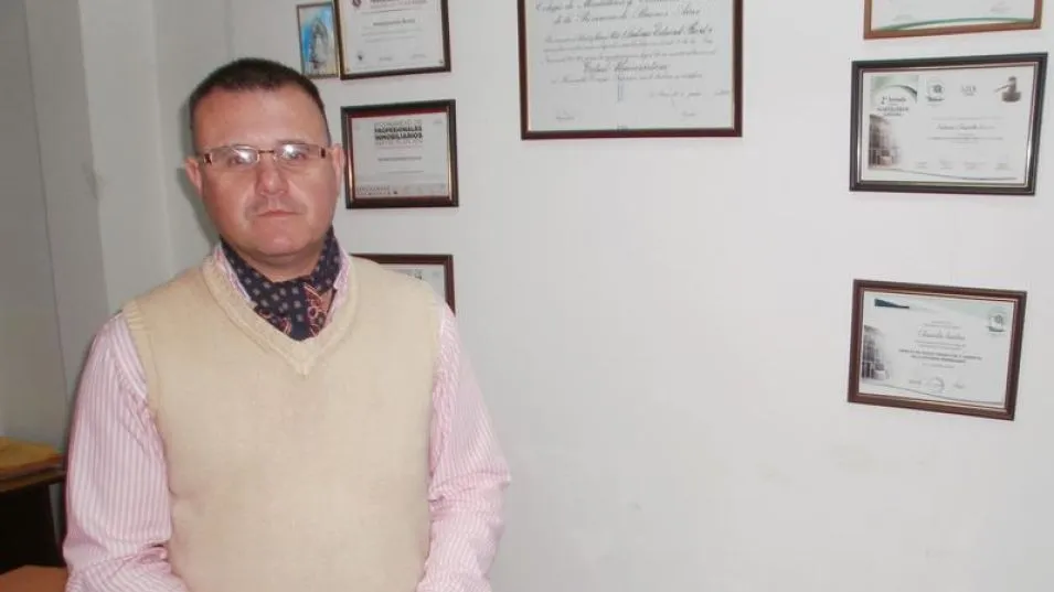 Antonio Eduardo Bustos en su inmobiliaria. La imagen de la víctima de este crimen data de octubre de 2015, cuando EL TIEMPO lo entrevistó por el Día del Martillero y Corredor Público.    ARCHIVO