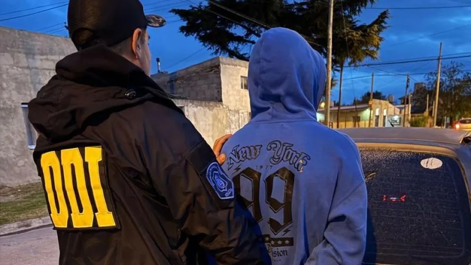El joven detenido ayer y coimputado en esta causa quedó transitoriamente privado de su libertad en la sede de la DDI Azul.  FOTOS: DDI AZUL/PBA 