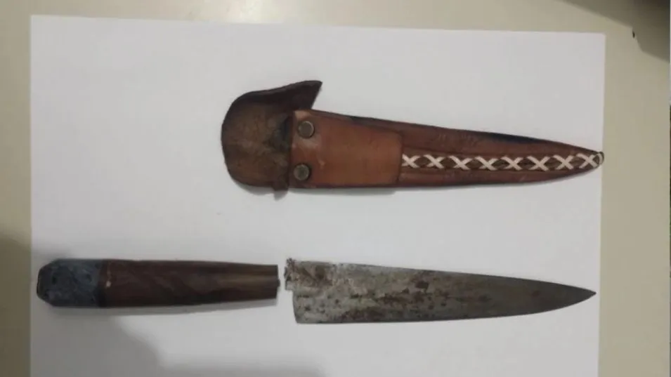 Un cuchillo con su vaina de cuero. Policías recogieron ambos elementos en poder del imputado por estas lesiones. FOTO: EPDS AZUL/PBA 