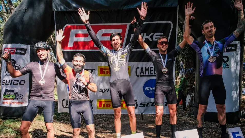El azuleño Juan Vivas festeja su triunfo en la categoría Promocionales A de la segunda fecha del campeonato Open XCO, que se corrió en Necochea.