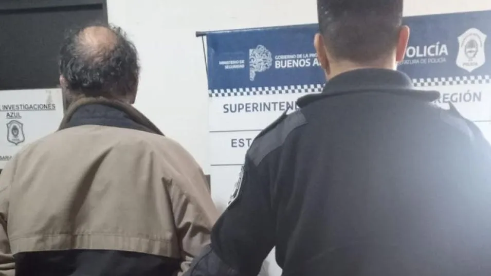 Una imagen de cuando el hombre que está prófugo había sido aprehendido por vulnerar una perimetral en perjuicio de su ex esposa, en junio de 2023. EPDS AZUL/PBA