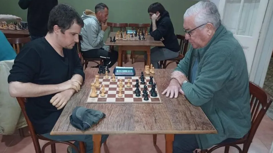 El ganador del torneo, Santiago Poljak, con blancas, frente a Jorge Burgos, quien finalizó segundo.