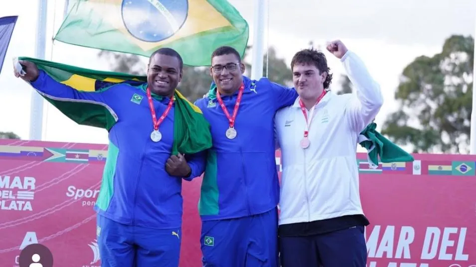 El chillarense comparte el podio junto a los brasileros William Venancio Dourado (centro) y Wellinton Silva Morais. Foto: gentileza Instagram Juan Arrieguez. 