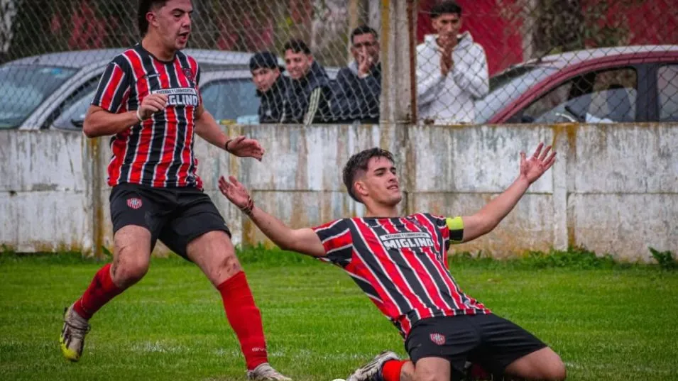 Matías Álvarez Louge celebra el primer gol de Chacarita. El funebrero le ganó a Alumni por 2 a 0 en Reserva. NICOLÁS MURCIA