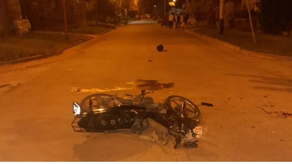 El siniestro vial entre el patrullero y la moto se produjo en el cruce de Amado Diab y Comandante Franco. FOTO: EPDS AZUL/PBA