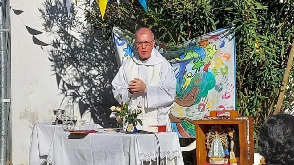 El pasado lunes se ofició la misa en el patio del hogar ubicado en Maipú 33. La intención fue reunir recursos para culminar las reformas edilicias para las familias que allí se hospedan.  