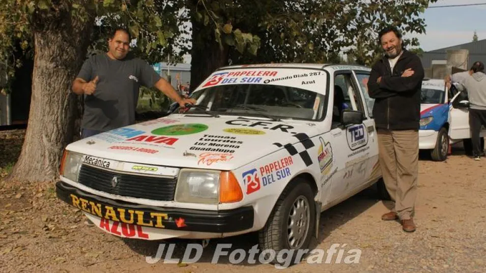 Otra dupla azuleña. La compuesta por Sergio Hernán Romero y Maximiliano Magariño, quienes corren con un Renault 18.