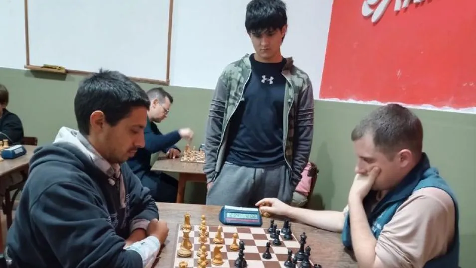 Santiago Poljak (negras) con 15 puntos fue el ganador del campeonato de rápidos. En la foto frente a Felipe Cellario con blancas, quien fue quinto, totalizando 6 unidades. 