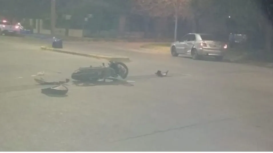 El conductor de la moto implicado en este choque no resultó con lesiones de gravedad. FOTO: EPDS AZUL/PBA