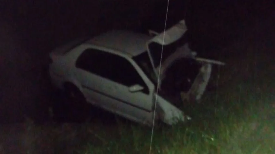 El Fiat Siena que se despistó. Lo conducía el hijo del hombre que después fue derivado al Hospital Pintos. FOTO: EPDS AZUL/PBA