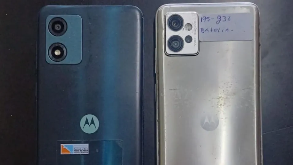 Los teléfonos incautados en poder de los menores que cometieron esta estafa virtual. FOTO: EPDS AZUL/PBA