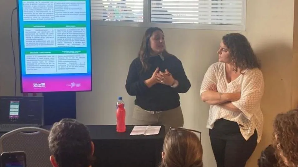 Stefanía Cirigliano y Paula Montagna, durante la exposición del trabajo de Integración Local Construyendo redes.