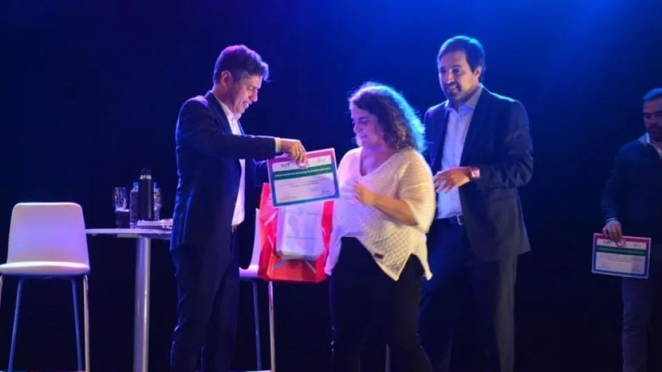 El gobernador Axel Kicillof, junto al ministro de Salud, Nicolás Kreplak, en el momento de la entrega del premio a Paula Montagna.