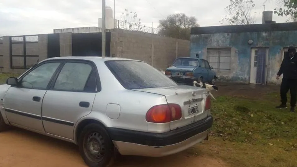 Un Toyota Corolla. Propiedad de uno de los encausados, ese auto había sido incautado cuando se hizo efectivo su arresto en mayo de 2022.  CPR AZU