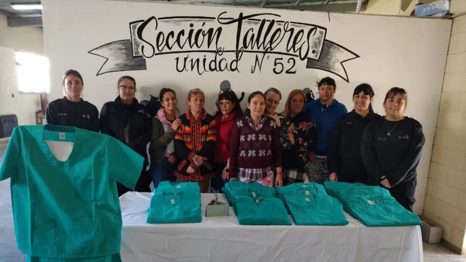 En la cárcel de mujeres de Azul confeccionaron 60 ambos quirúrgicos para un hospital local