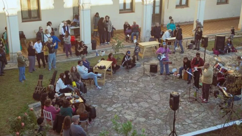 El pasado domingo en el patio del Consejo Escolar se realizó la primera edición de Artenferia. FOTOS LEONTINA GIMÉNEZ