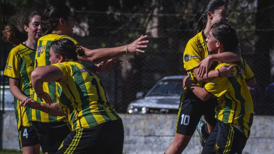 Los chicas y chicos de Sportivo Piazza celebran uno de los goles en la victoria ante Alumni. 