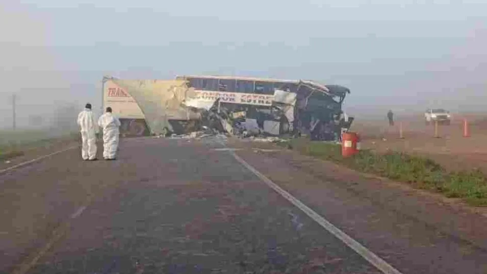 Cuatro muertos y varios heridos, el saldo del choque entre el camión y el micro ocurrido en la Ruta 3 ayer martes. FOTO: REDES