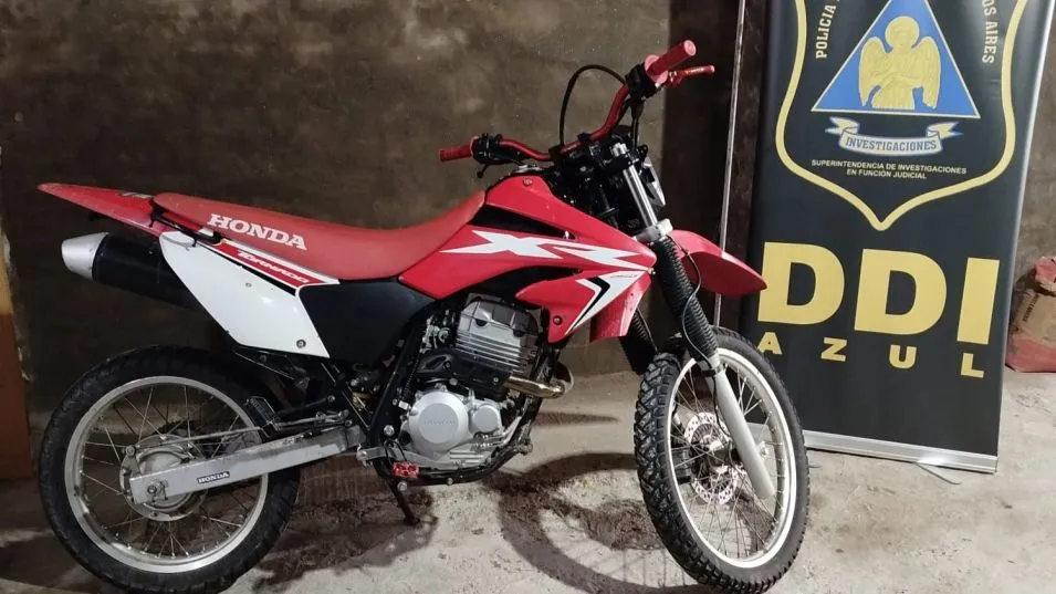 La moto que los efectivos de la DDI Azul encontraron ayer viernes. FOTO: DDI AZUL/PBA