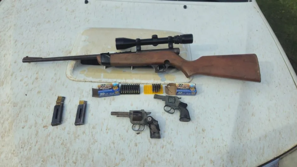 Armas de fuego, cargadores y proyectiles incautados durante esta diligencia realizada hoy sábado. FOTO: CPR AZUL/PBA