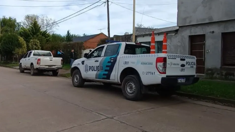 Agentes del CPR Azul hicieron el allanamiento en la casa en Cacharí donde vive el investigado. FOTO: CPR AZUL/PBA