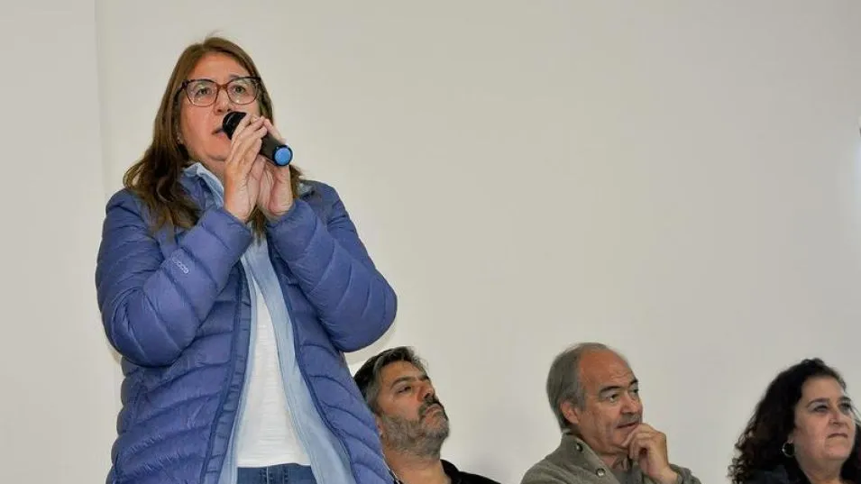 Laura Aloisi durante el plenario del MDF en Tapalqué. La diputada provincial encabezó el encuentro junto con el ministro Carlos Bianco y el intendente Gustavo Cocconi.    PRENSA PERONISMO 26 JULIO-AZU