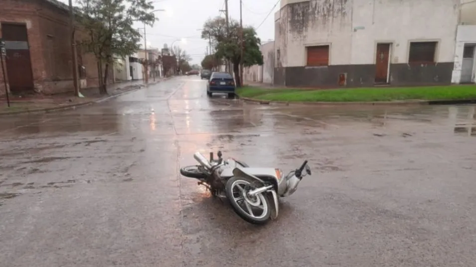 En 25 de Mayo y Diab colisionaron un auto y una moto, hoy lunes por la mañana. FOTO: EPDS AZUL/PBA