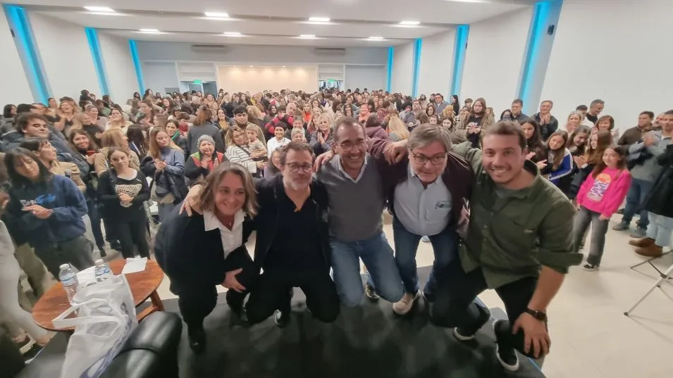 Con auditorio lleno, Gastón Pauls brindó   su charla testimonial sobre adicciones 