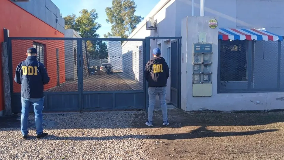 La imagen corresponde a la diligencia en el departamento donde vive otro comerciante ahora también imputado por estas presuntas estafas contra la CEAL.  DDI AZUL/PBA