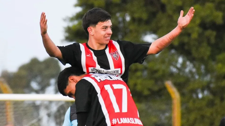 Festejó Chacarita y sigue siendo el líder del torneo Apertura. Fotos: Nacho Correa.
