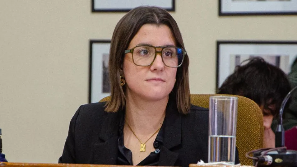 Consuelo Burgos, concejal del bloque Podemos Azul. La legisladora leyó y fundamentó el despacho en mayoría de la Comisión de Presupuesto y Hacienda que planteó el rechazo de la Rendición de Cuentas.  