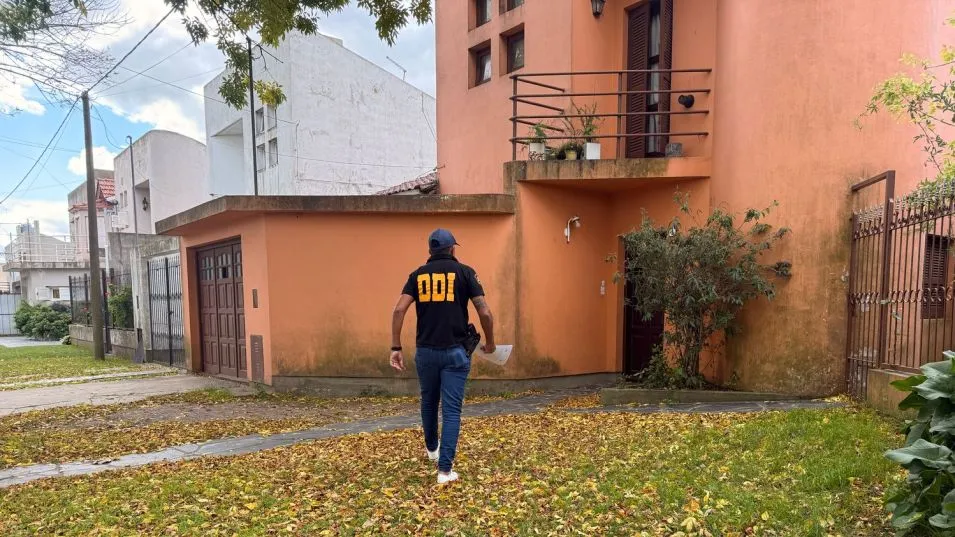 Policías de la DDI Azul, cuando en abril pasado hicieron efectivo en Rauch el arresto del imputado. FOTO: DDI AZUL/PBA
