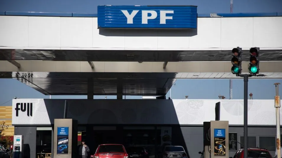YPF confirmó que será más barato cargar nafta luego de la medianoche
