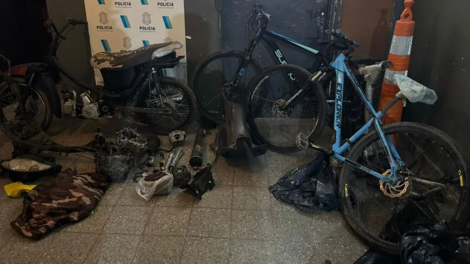 Policías hicieron dos allanamientos, con resultados positivos, por el hurto de una moto sucedido el pasado sábado. EPDS AZUL/PBA