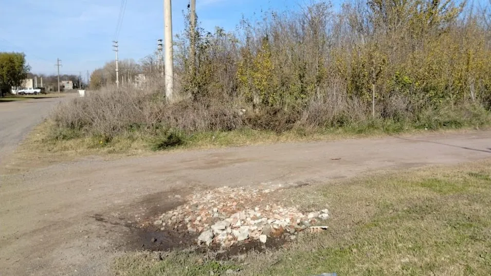 Un terreno situado en Comodoro Py y De los Ceibos, en completo estado de abandono.