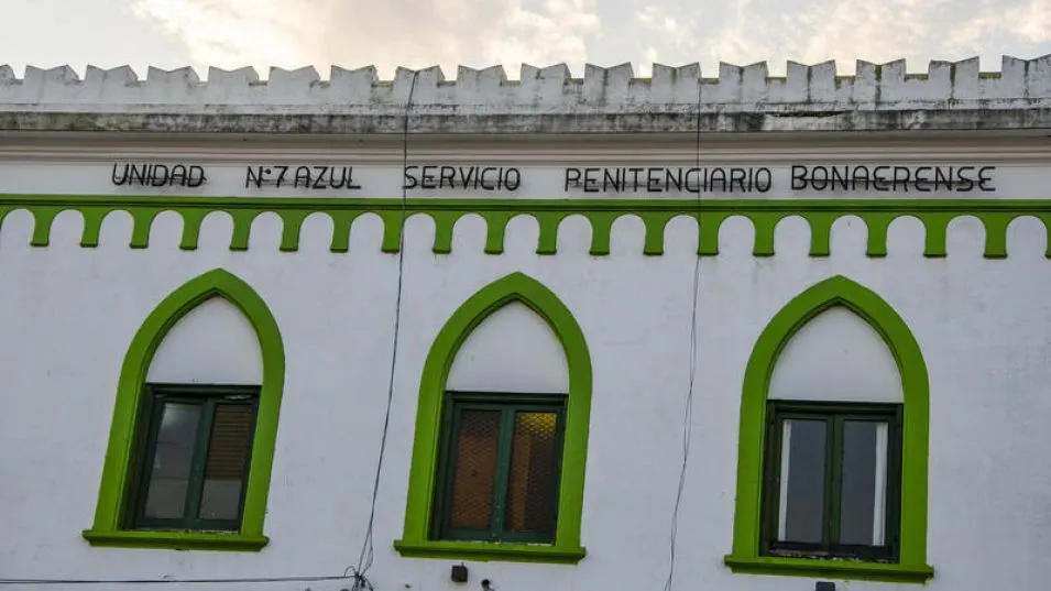 De acuerdo con lo determinado en una causa penal, desde la Unidad 7, la cárcel del SPB con sede en Azul, utilizando un teléfono celular el recluso cometió este caso de extorsión en octubre de 2023.  
